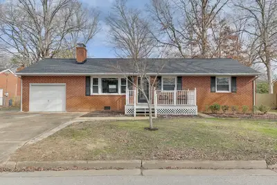 Image de Quiet and modernized Fully Furnished Property in Newport News, Pet Friendly!