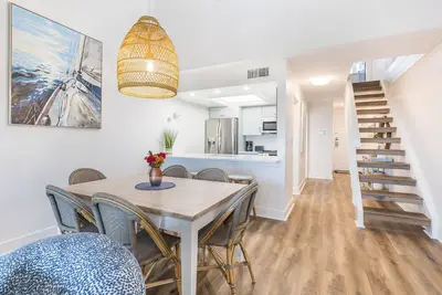 2 Spacious Villas, Free Parking, Beach and Pool