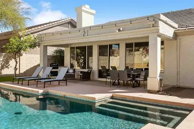Image de Swss - Chic Beautiful backyard Pool Cornhole Office Fire table 5star