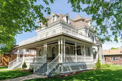 Image de Comfort & Elegance in a Historic La Crosse, Wisconsin Mansion