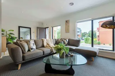 Image de Luxury Chic City Fringe Townhouse In Cul De Sac