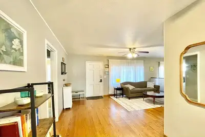 Image de Central location, spacious bedrooms, long term stay, and pet friendly!