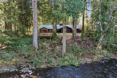 Image de Charming River Front 3 Bed/3 Ba Home, Pet Friendly, Hot Tub, Ping Pong, Foosball
