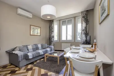 Image de Appartement climatisé avec parking Vl dans villa avec jardin. Type-3  51m2.