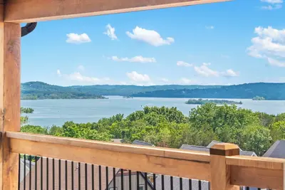 Image de Epic Branson Escape | 10br Home w/ Pool, Deck, Arcade & Free Show Tix