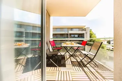 Image de T2 bien aménagé avec place de parking et balcon