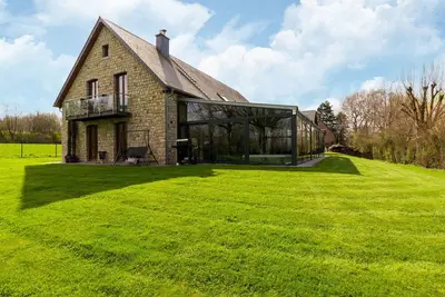 Image de maison de vacances avec piscine intérieure