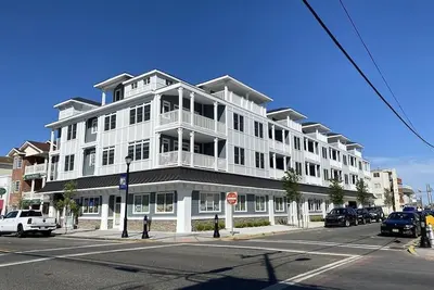 Image de 33 42nd Street Unit 205