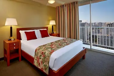 Waikiki Magic: Pool, Sauna, Sunset Views - Unwind 2 Blocks from Famous Beach!