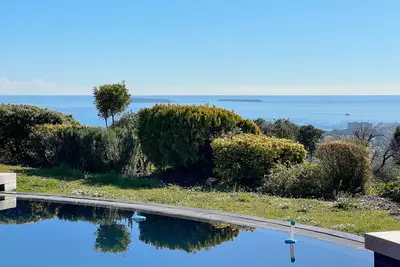 Image de Proche Cannes : Villa Avec Piscine et vue Panoramique Baie de Cannes et Estérel