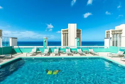 Image de Paradise Found! 3 Units, Relax with Pool, Rooftop Sunset in Heart of Waikiki!