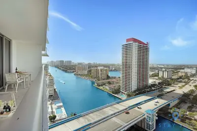 Image de Exquisite 1br High-Rise | Sunset Views
