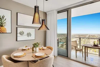 Image de Luxury Bay View Stay: Pools + Parking