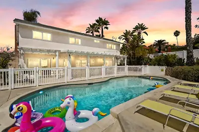 Image de Stunning Coastal Escape w. private pool & spa, arcade, near themed parks & beach