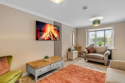 Image de Central 3-Bedroom Home with Free Parking, Patio, and Fast WiFi