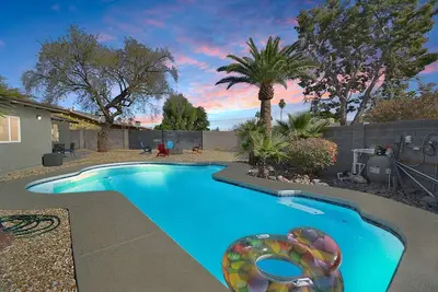 Image de 5br King Bed Pool Firepit Bbq Patio Pet Long-Stay