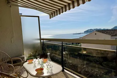 Image de Studio moderne avec parking et climatisation Ă Cavalaire-sur-Mer