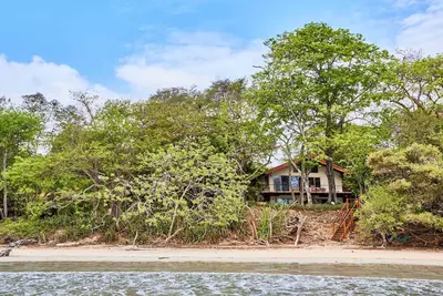 Image de Beautiful Beachfront 4 bedroom Beachhouse with pool