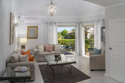 Image de Cozy Cottage with Pool in Resort Area! Family-Friendly