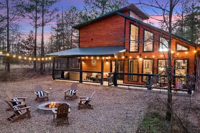 Image de Alluring Pines Cabin in Broken Bow - King Suite, Sleeps 6, Star Gazing and S'Mores around the Fire P