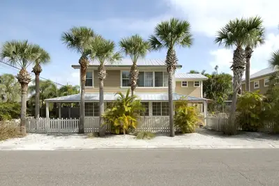 Image de The Fillmore - Historic Indian Rocks Beach Cottage with private pool