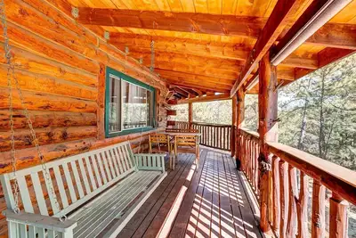 Image de Charming Log Cabin with 3. 8 Acres