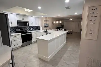 Image de Grand Re-opening Sanddollar C102 3 Br with a king, a queen and 2 bunk bed sets.
