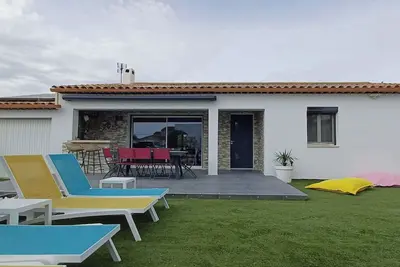 Image de Maison à 2 minutes des plages. Piscine/terrain de pétanque/vélos à disposition.