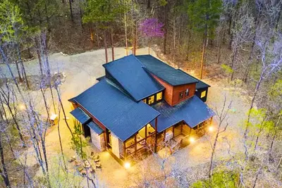 Image de Pet-Friendly Creekside Cabin | Games | Hot Tub