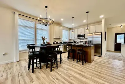 Image de Beautiful New Ranch Home with a large deck & games