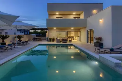 Villa Mako - La villa de luxe moderne avec piscine et bain à remous dans une banlieue calme de Pula