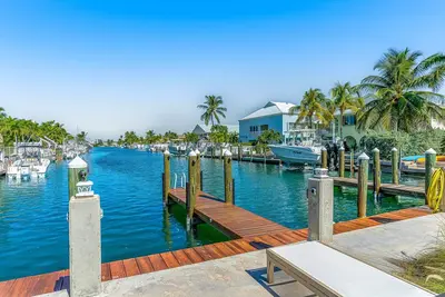 Image de Enchanting dog-friendly waterfront retreat with pool, hot tub, & amazing views