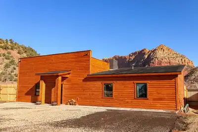 Image de Zion Edge Retreat, new building with hot tub.