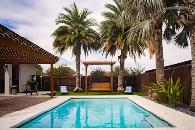 Image de 4 Bedrooms/Pool/ Game room/Massive Kitchen