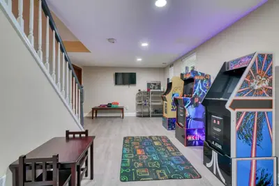 Image de 81) Massive 5 bedroom with a gameroom!