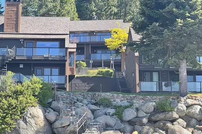 Image de recently remodelled 3 bedroom lakefront condo in Incline Village