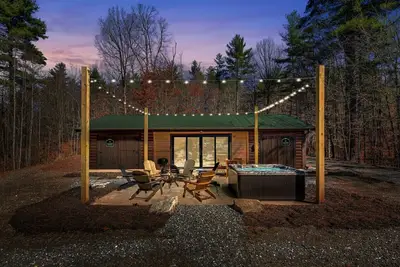Image de New Spacious Modern 1-Story Cabin!