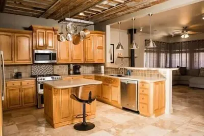 Image de Lake Daze - Stylish Home -Walk to Marina