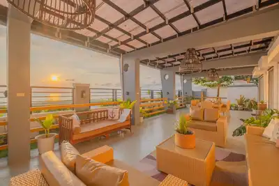 Image de Luxurious, Private, Beachfront home with Garden and Stunning Pool Views