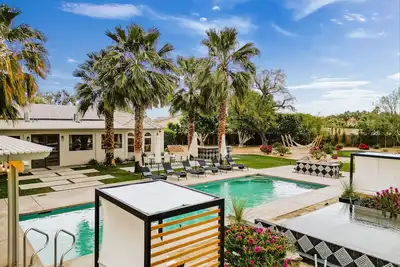 Image de Verdent Luxury Villa - 11 bds - sleep 24- 14' infinity spa - pickle ball!