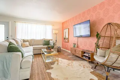 Image de Cozy Cactus | Cowboy Pool | Outdoor Movies | 3br | Walk to Saloon