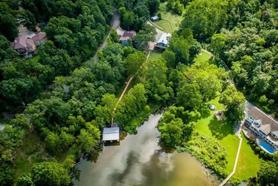 Image de Beautiful country home on three acres and three hundred feet of waterfront. .