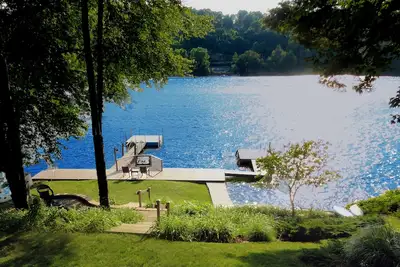 Image de Direct Waterfront on Candlewood Lake, 2 Private Docks, 5 Bedrooms, Sleeps 10