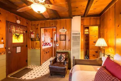 Image de Sugar Pine Cottage - One Bedroom | One Bed + Day Bed | Âľ Bathroom | Sleeps Four