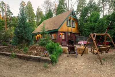 Image de Winter Ski Chalet - Three-Bedroom | Five Beds | Âľ Bathroom | Sleeps Eight