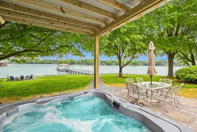 Image de 300 Degree Views, New HotTub, Firepit, Lighthouse