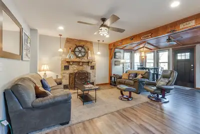 Image de Cozy Clear Lake Home - Walk to Town & Boat Dock!