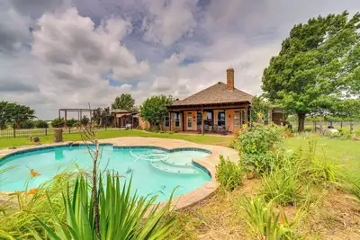 On 10 Acres: Celina Ranch w\/ Pool & Fire Pit!