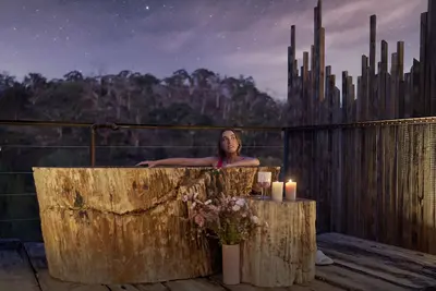 Image de Teetering over a ravine, with a petrified stone bath older than the dinosaurs