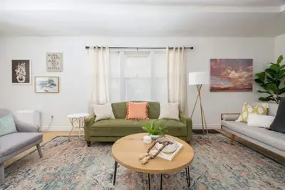 Image de Spacious Mid-Mod Home-Fantastic Central Location
